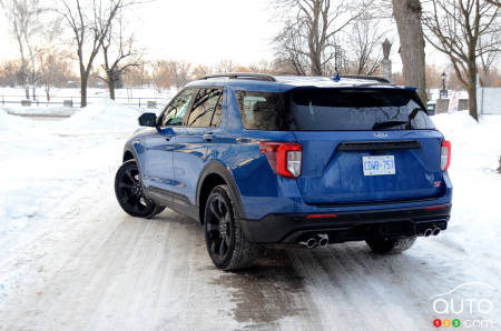 Le Ford Explorer ST 2020, trois quarts arrière dans la neige